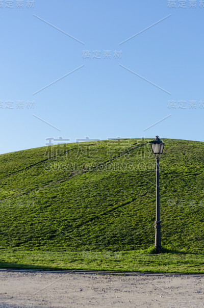 清晨田野上的灯塔