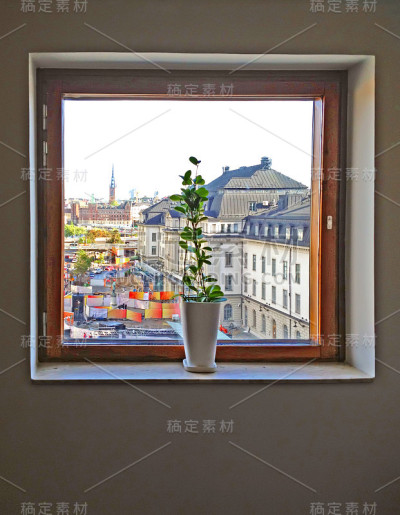 花瓶和窗口。瑞典斯德哥尔摩火车站窗外的景色