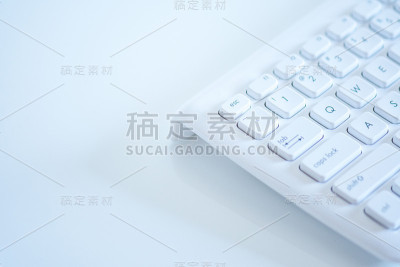 白色的电脑键盘