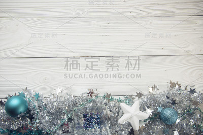 白色木质背景上的节日装饰