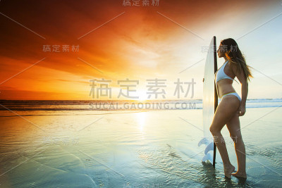 海滩上的冲浪女孩