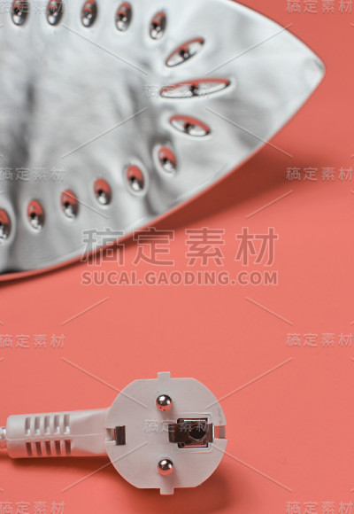铁与电插头香草粉背景近距离