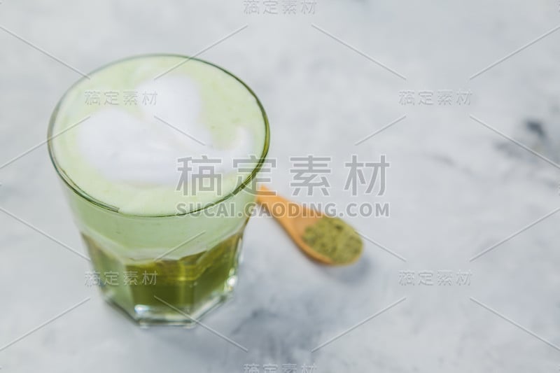 大理石背景上的超级抹茶拿铁