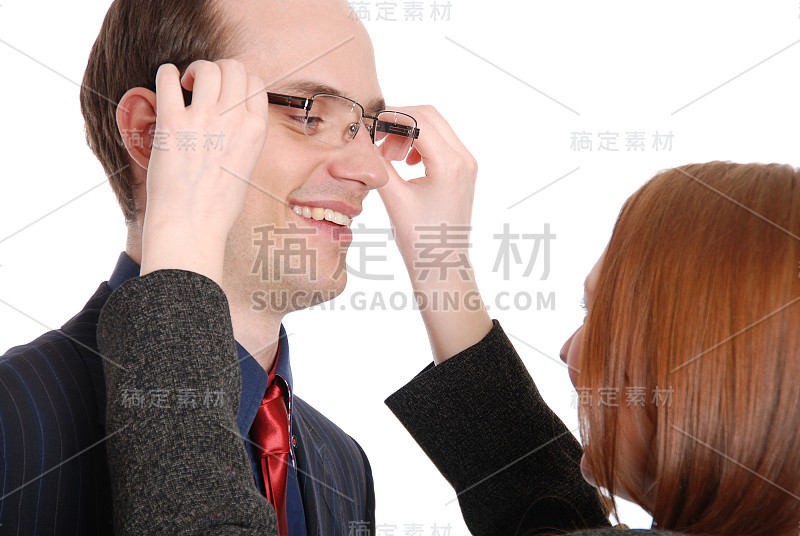 年轻女子试戴眼镜给商人看