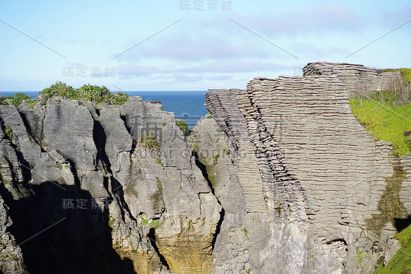 从Punakaiki的观点美丽的海景和薄煎饼岩石