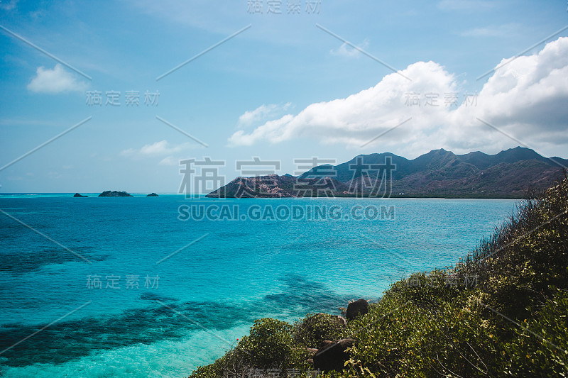 位于哥伦比亚普罗维登西亚岛海岸附近的蟹状礁，是加勒比海令人惊叹的绿松石海水