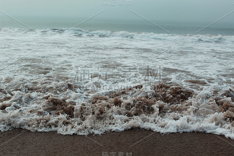 海水在海滩上流动