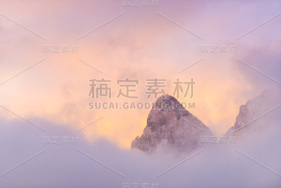 罗马尼亚布切吉山上令人惊叹的云彩