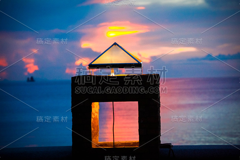 泰国苏梅岛海滨的日落。水波纹