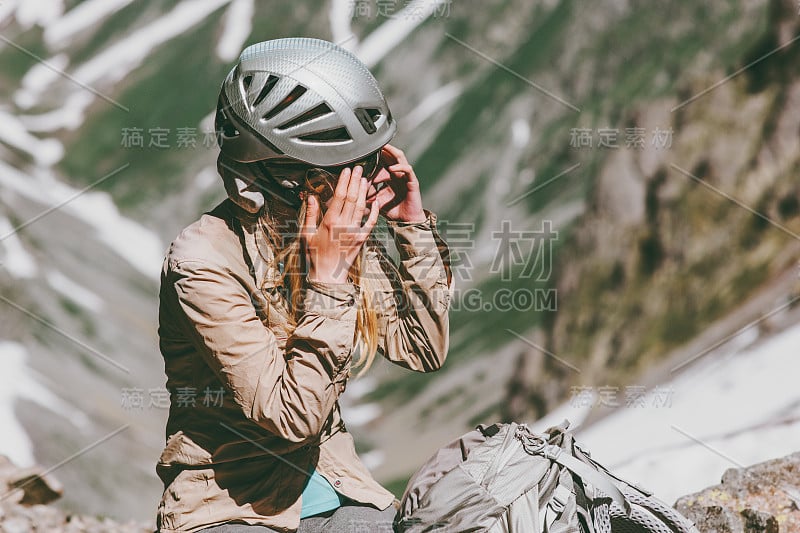 女人登山旅行生活冒险概念活跃的夏季假期户外头盔运动装备