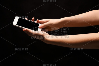 女性手持手机与空白屏幕智能手机