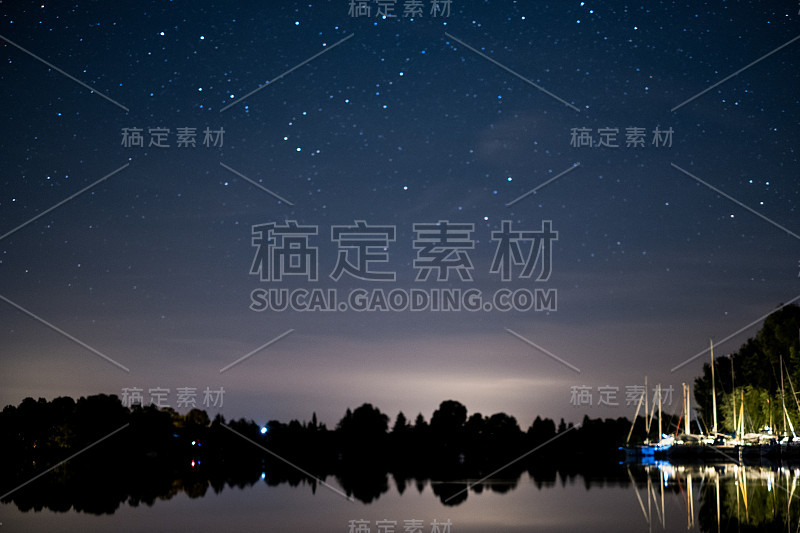 夜晚的湖光山色，美丽的星空