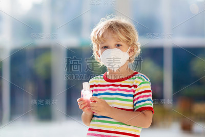 母亲和孩子带口罩和洗手液