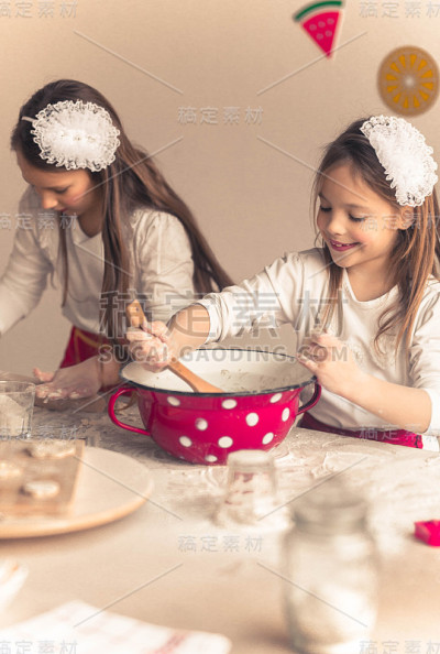 快乐的女孩在厨房烤饼干