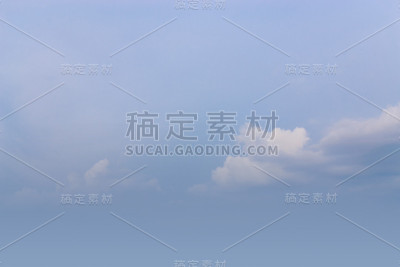 蓝天中有云。