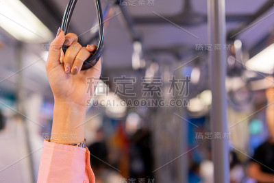 贴身女商人手握拉手在公共交通上上班的高峰期(早上)为生活方式和交通理念