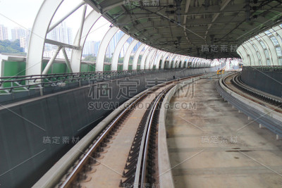 火车在城市里行驶