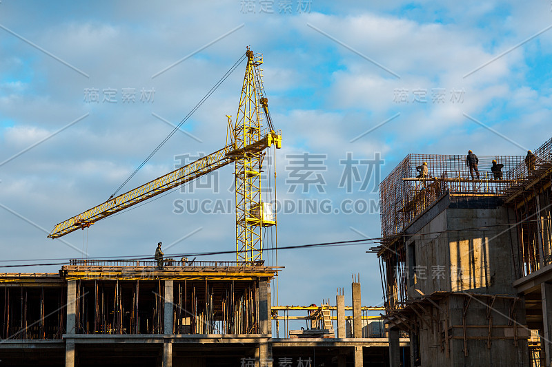 用起重机概念建造房屋。蓝色的天空背景。