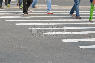 行人穿越道路
