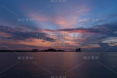 日落天空下的Koh Loi sracha剪影