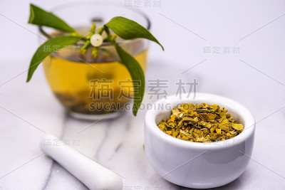 槲寄生，用灰浆泡茶还有新鲜和干燥的槲寄生药