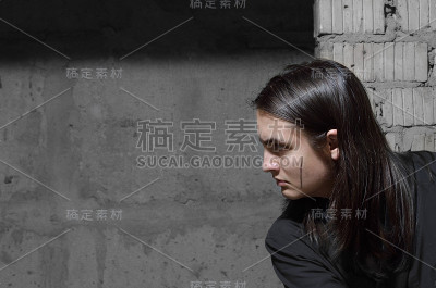 一个十几岁的男孩偷偷溜进了废弃的大楼