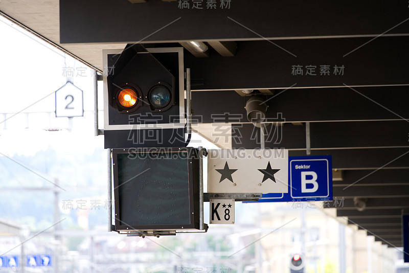 苏黎世欧瑞康火车站夏日的铁路信号和标志。