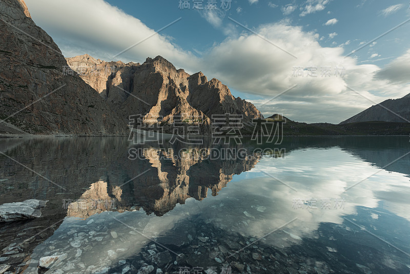 雄伟的中国雪山。令人惊叹的中国自然景观。美丽的湖景。