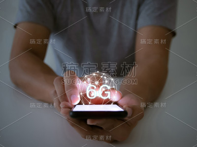 6g网络通信技术一个手里拿着智能手机的男人