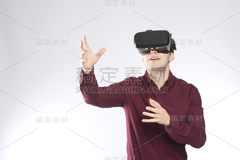 一名男子用3D护目镜尝试虚拟现实