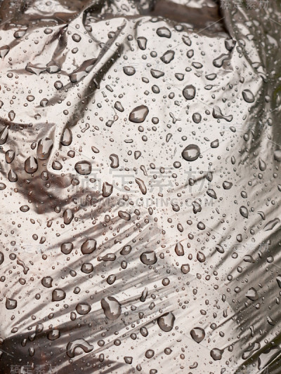 水珠滴落在一个黑色的垃圾袋上