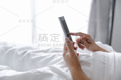 女人把手机放在床上