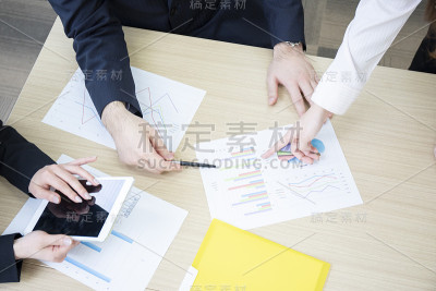 三个男人和女人的手在会议室里开会