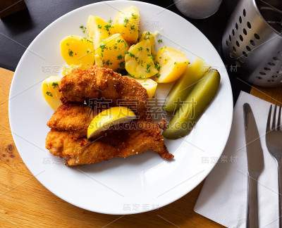 俯视图帕尔马面包鸡排与土豆和泡菜