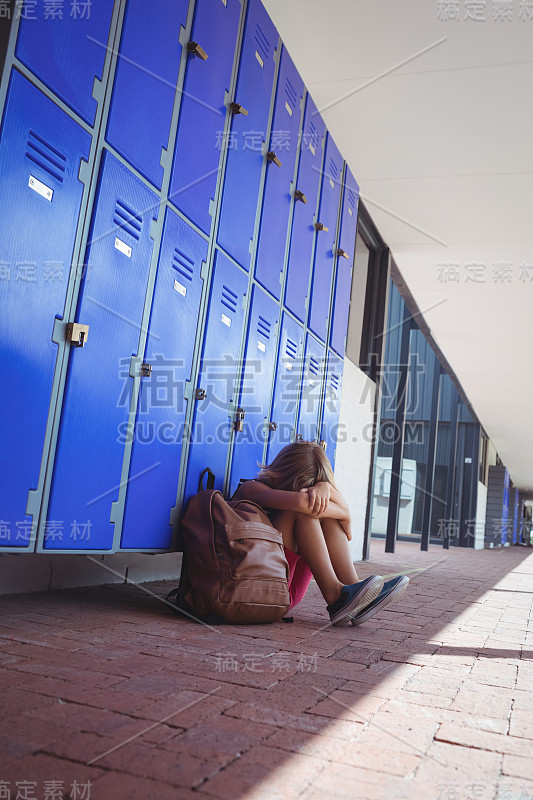 全身式女学生坐在储物柜旁