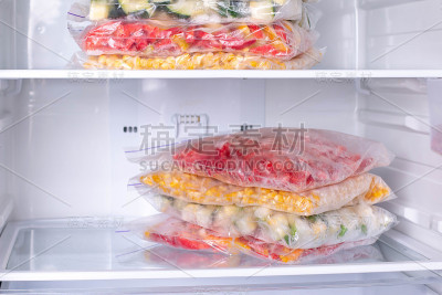 冰箱里装有冷冻蔬菜的塑料袋