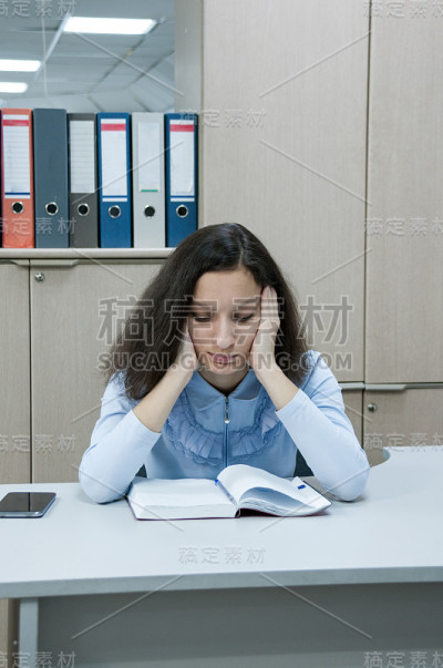 办公室，黑发女孩没有想法，但女孩厌倦了工作
