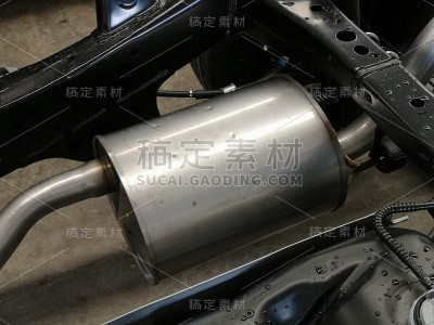 小货车里金属消音器的特写。排气管