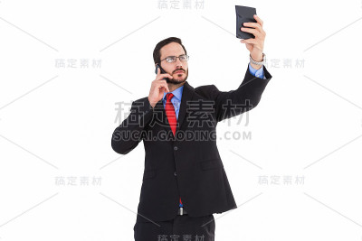 拿着计算器打电话的商人
