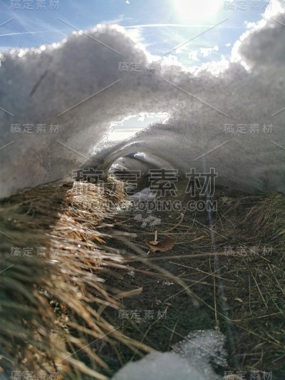 雪下的隧道