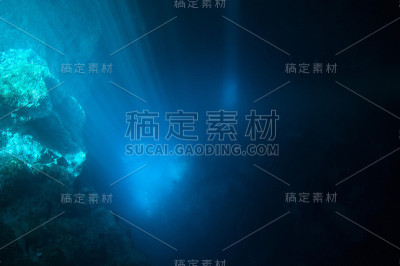 在墨西哥的天然井里俯视着非常蓝色的激光束
