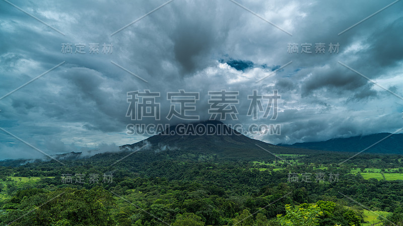 哥斯达黎加阿雷纳尔火山景观多云