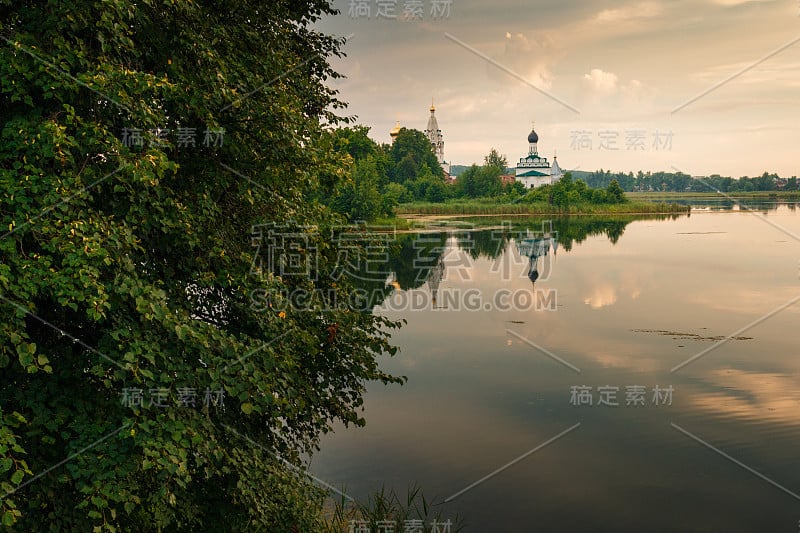 风景优美的俄罗斯寺庙在湖上日落