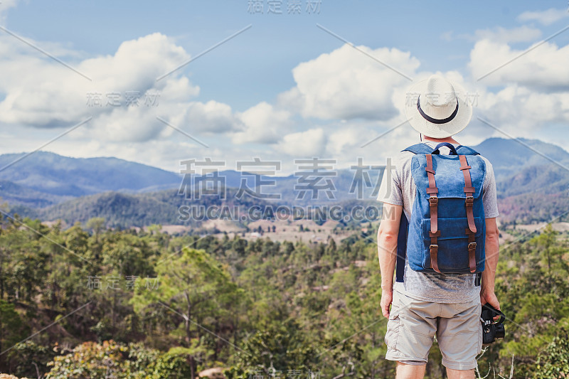 夏天徒步在山上，旅游徒步旅行者在户外旅行