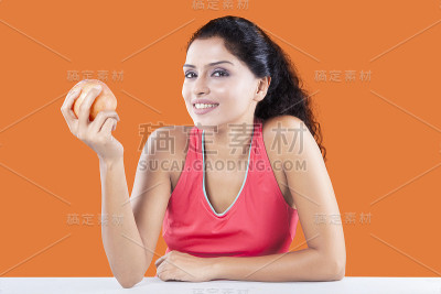 印度女子展示苹果