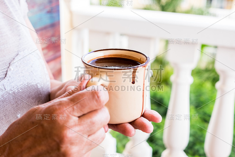 女人的手捧着一杯热黑巧克力