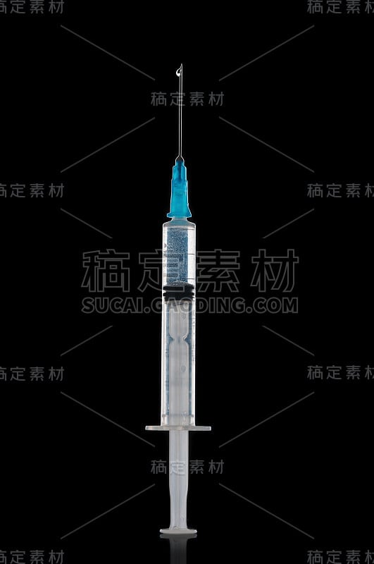 注射器接近黑色背景