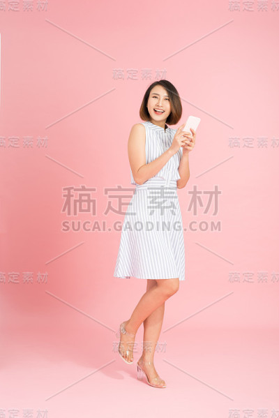 年轻女子使用手机