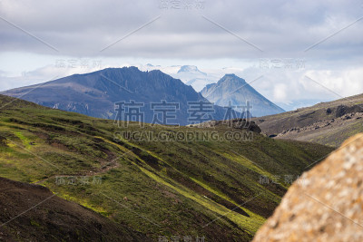 冰岛拉格维格徒步旅行小径上的青苔和山峰
