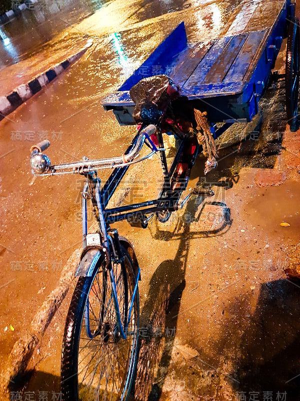 印度德里的道路在夜间的雨天视图，在夜间的暴雨视图